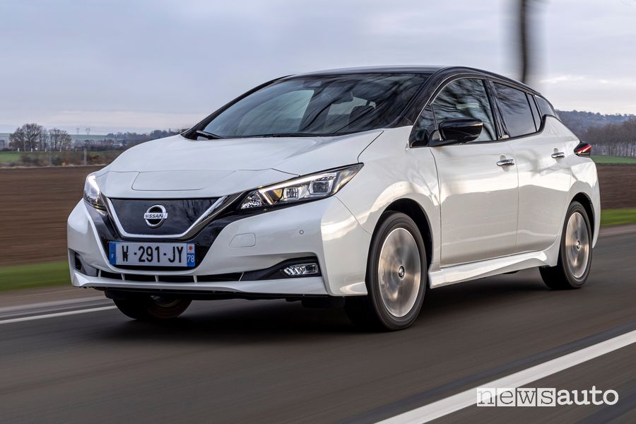 Vista di profilo Nissan Leaf10 versione speciale su strada