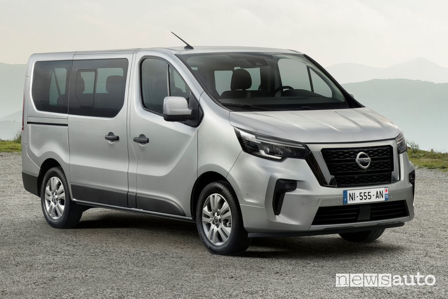Vista di profilo Nissan NV300 BUS