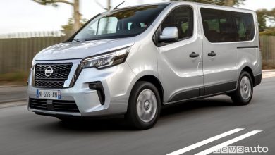 Vista di profilo Nissan NV300 BUS su strada