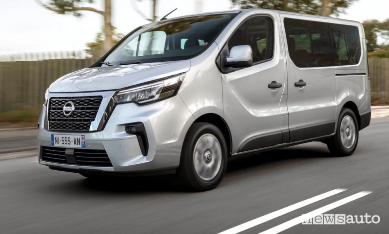 Vista di profilo Nissan NV300 BUS su strada