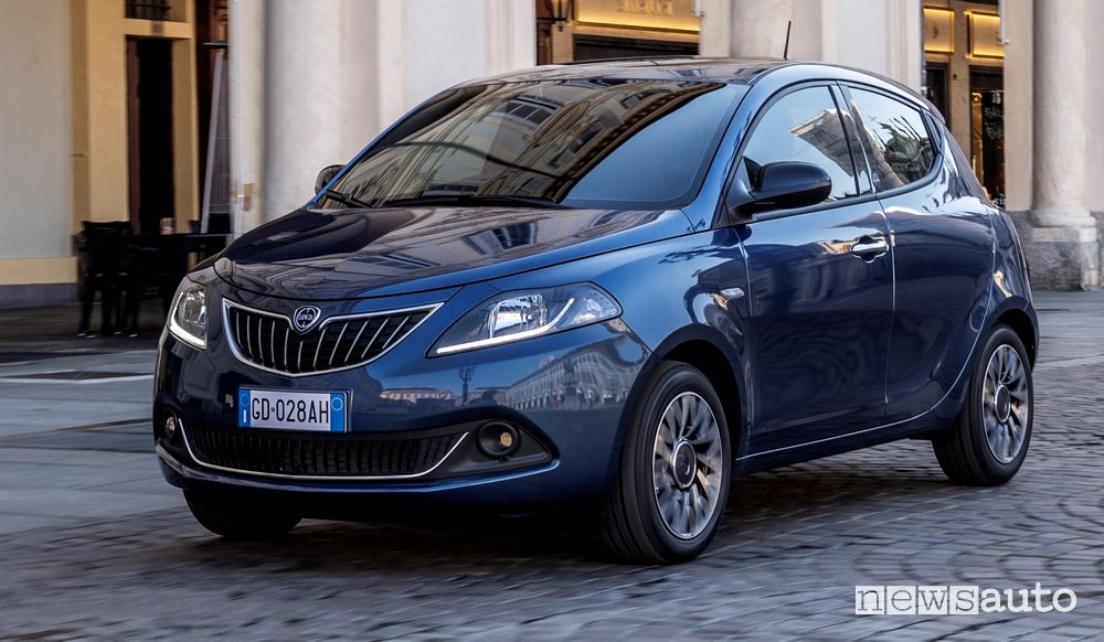 Visa di profilo nuova Lancia Ypsilon EcoChic in movimento