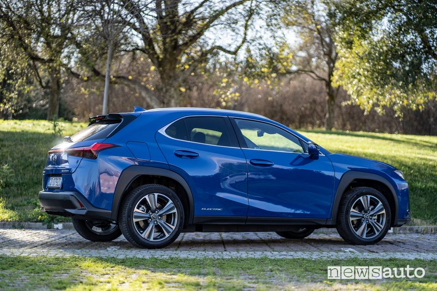 Vista laterale Lexus UX 300e elettrica
