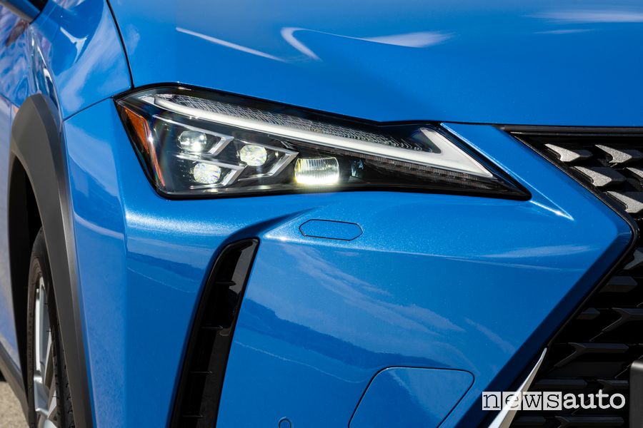Faro anteriore Lexus UX 300e elettrica