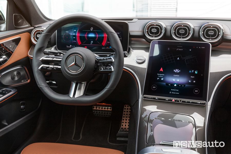 Volante, display multimediale abitacolo nuova Mercedes-Benz Classe C