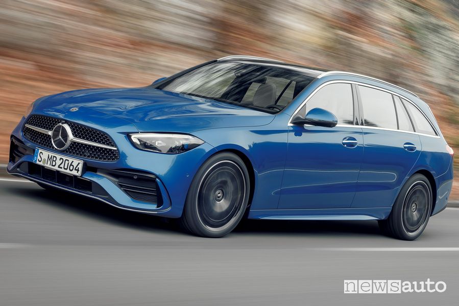 Vista di profilo nuova Mercedes-Benz Classe C Station Wagon in movimento