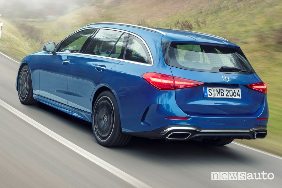 Vista posteriore nuova Mercedes-Benz Classe C Station Wagon in movimento