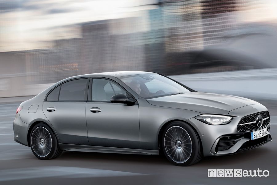 Vista di profilo nuova Mercedes-Benz Classe C su strada