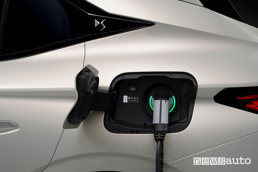 Nuovo DS 4 E-Tense plug-in in ricarica