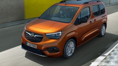 Vista di profilo Opel Combo-e Life su strada