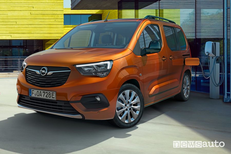 Opel Combo-e Life da una colonnina pubblica