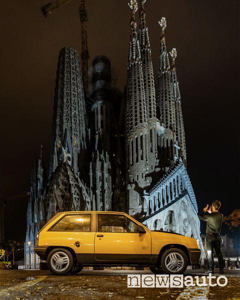 Opel Corsa GT arrivo a Barcellona alla Sagrada Família