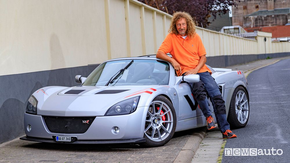 L'appassionato Kurt Hesse insieme alla sua Opel Speedster