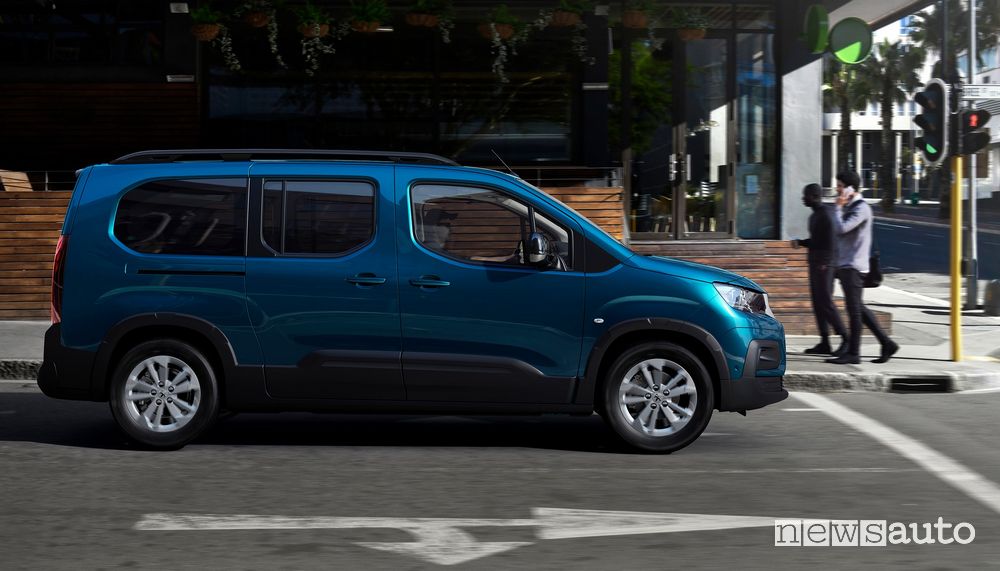 Vista laterale Peugeot e-Rifter elettrico su strada