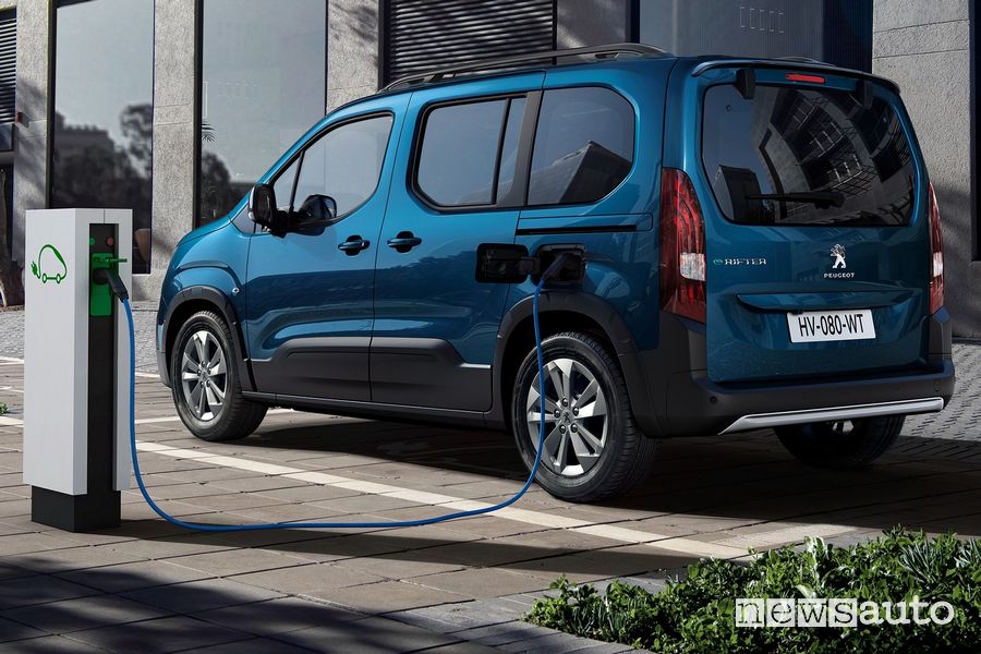 Peugeot e-Rifter elettrico in ricarica da una colonnina pubblica