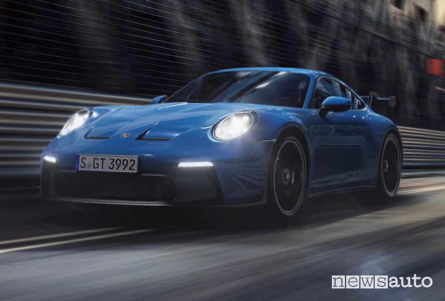 Vista di profilo nuova Porsche 911 GT3 in pista