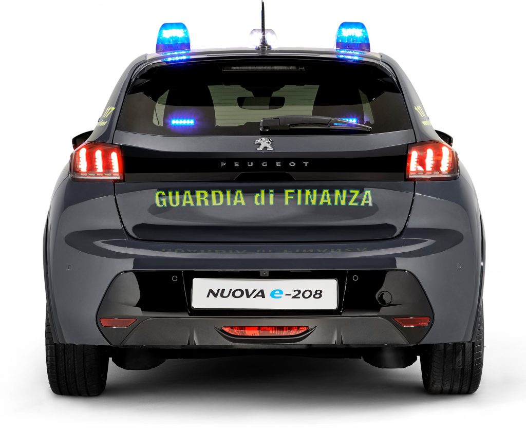 Vista posteriore della Peugeot e208 l'auto elettrica della Guardia di Finanza
