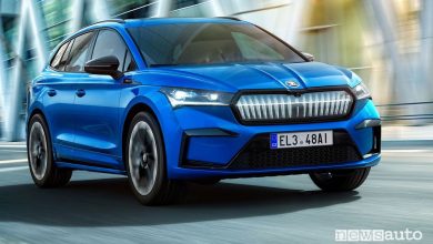 Vista di profilo Škoda Enyaq Sportline iV in movimento