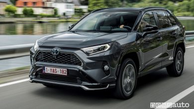 Vista di profilo Toyota Rav4 Plug-in Hybrid su strada