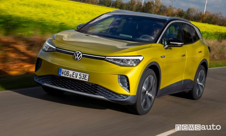 Vista di profilo Volkswagen ID.4 1ST su strada