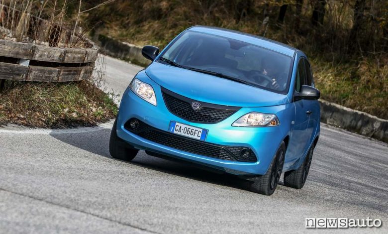 Come va la Lancia Ypsilon Hybrid