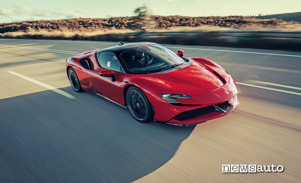 Ferrari SF90 Stradale supercar ibrida da 1000 CV