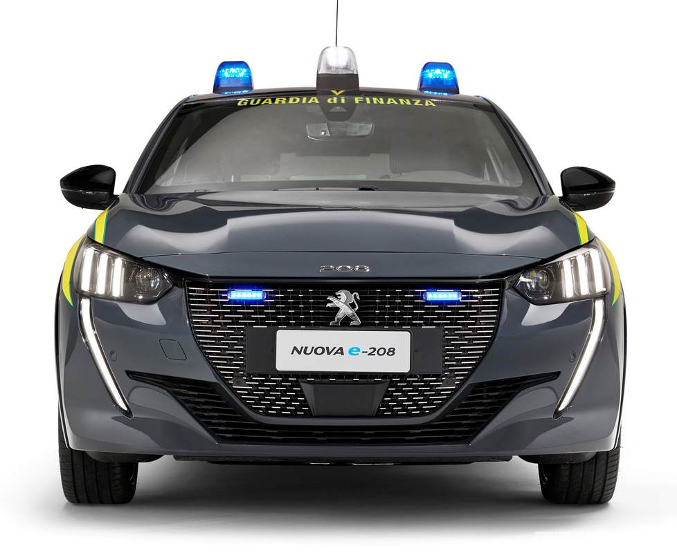 Il frontale della Peugeot e208 della Guardia di Finanza