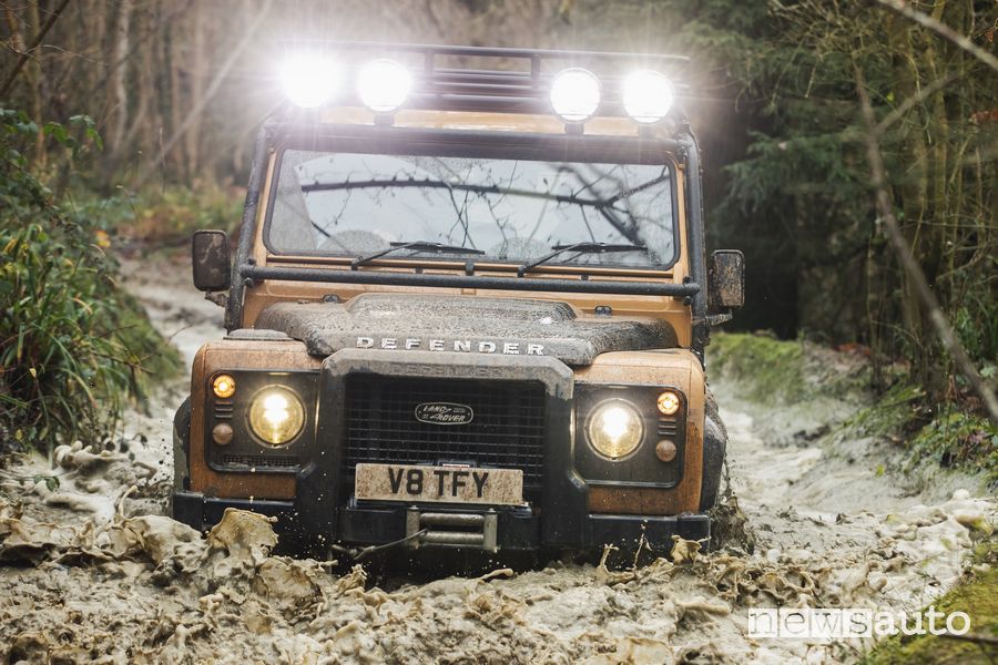 Guado Land Rover Defender Works V8 Trophy in off road