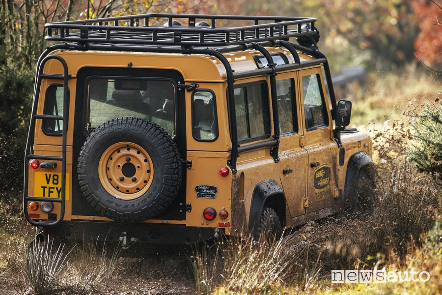 Vista posteriore Land Rover Defender Works V8 Trophy in off road