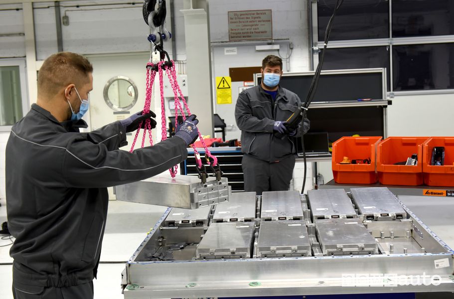 Disassemblaggio batterie auto elettriche Volkswagen
