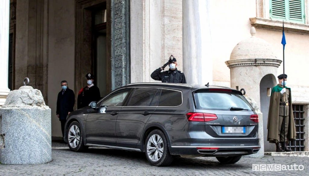 Mario Draghi arriva al Quirinale a bordo di un auto senza assicurazione, una Volkswagen Passat Alltrack.