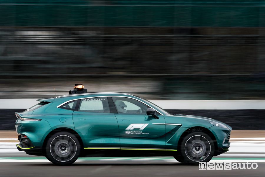Vista laterale Aston Martin DBX medical car F1 in pista