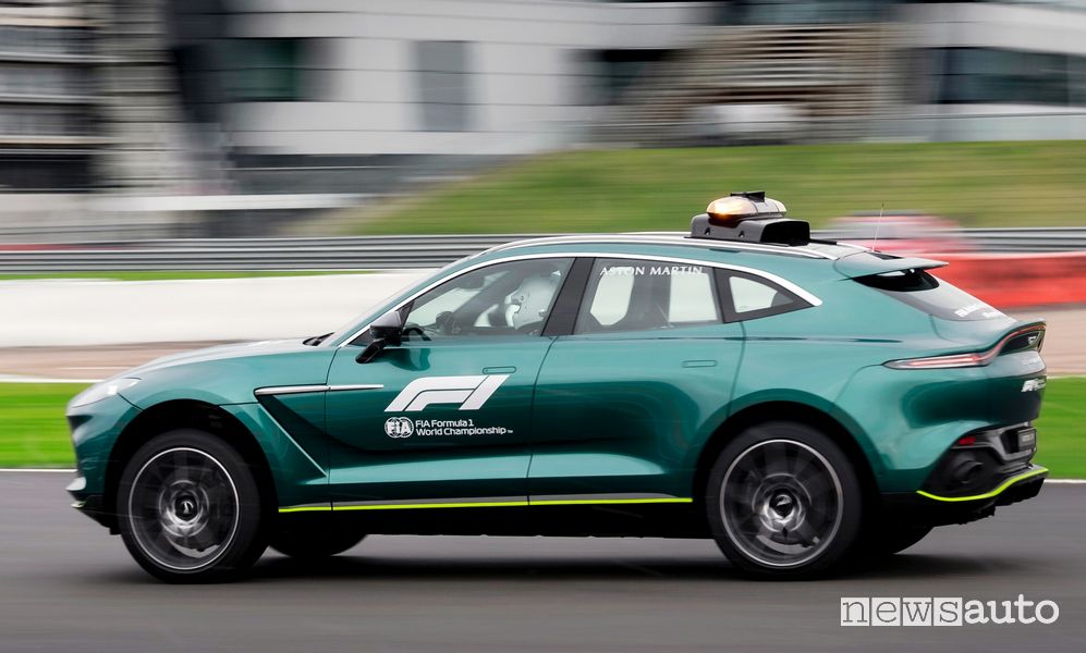 Vista laterale Aston Martin DBX medical car F1 in pista