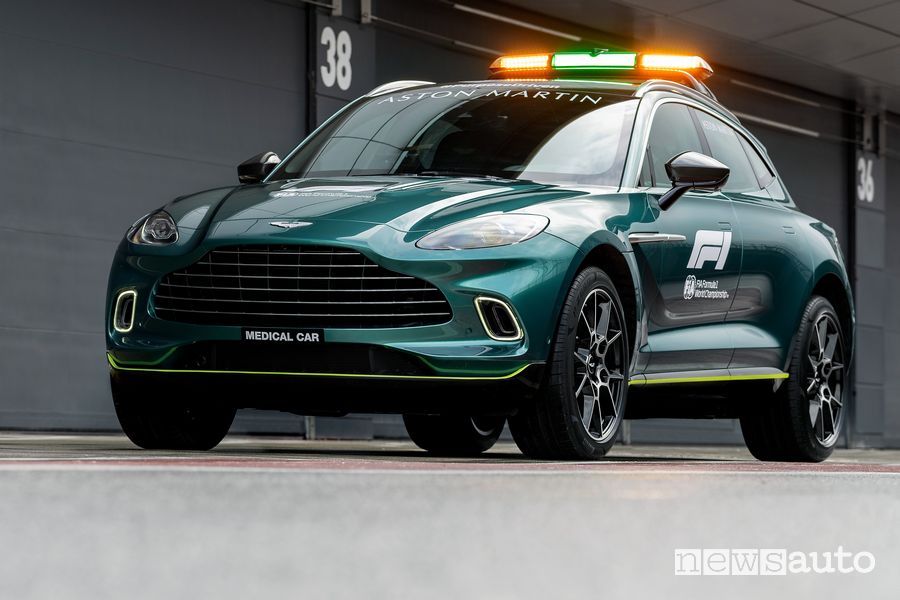 Vista di profilo Aston Martin DBX medical car F1