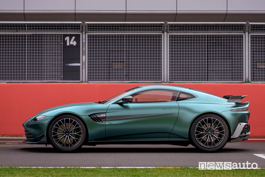 Vista laterale Aston Martin Vantage F1 Edition coupè