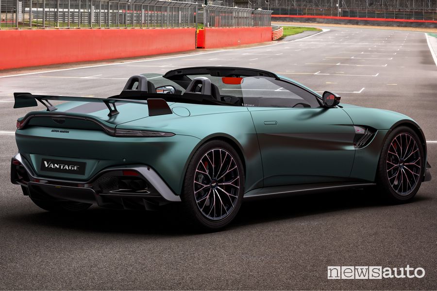 Vista posteriore Aston Martin Vantage F1 Edition roadster
