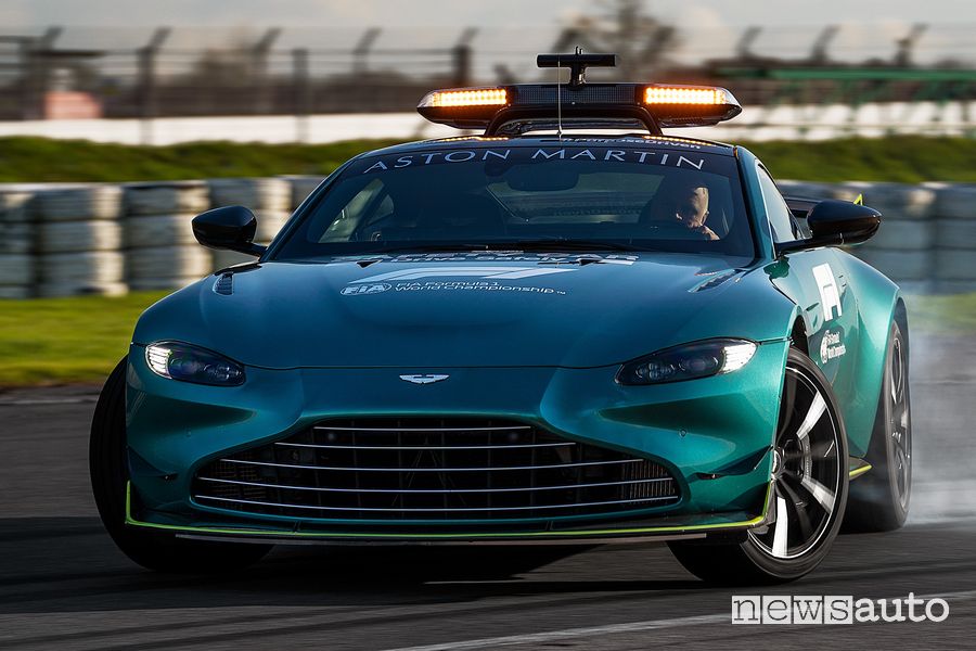 Aston Martin Vantage safety car F1 in derapata