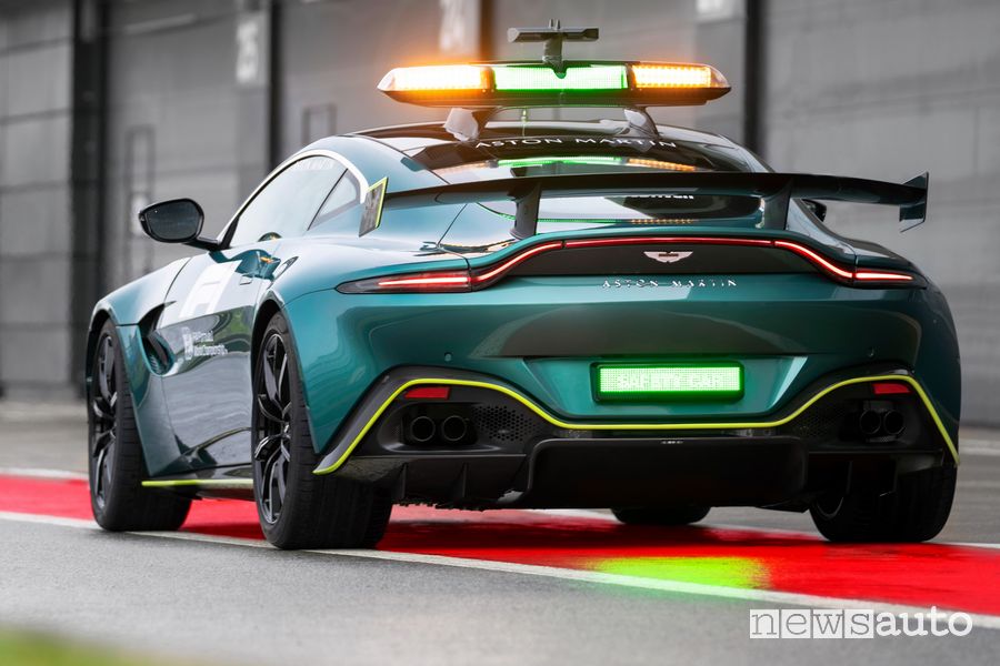 Vista posteriore Aston Martin Vantage safety car F1