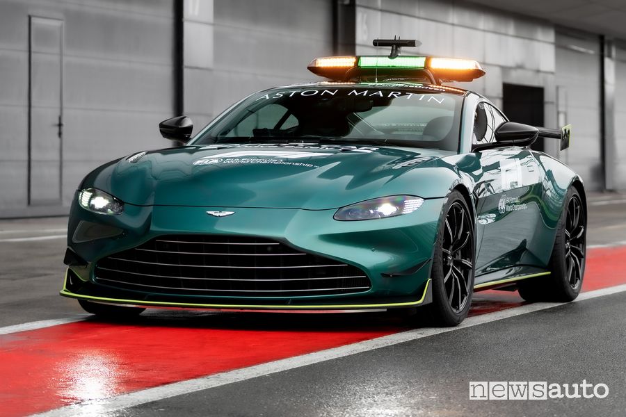 Vista di profilo Aston Martin Vantage safety car F1