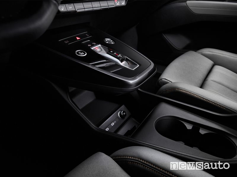Spazio portaoggetti consolle centrale abitacolo Audi Q4 e-tron