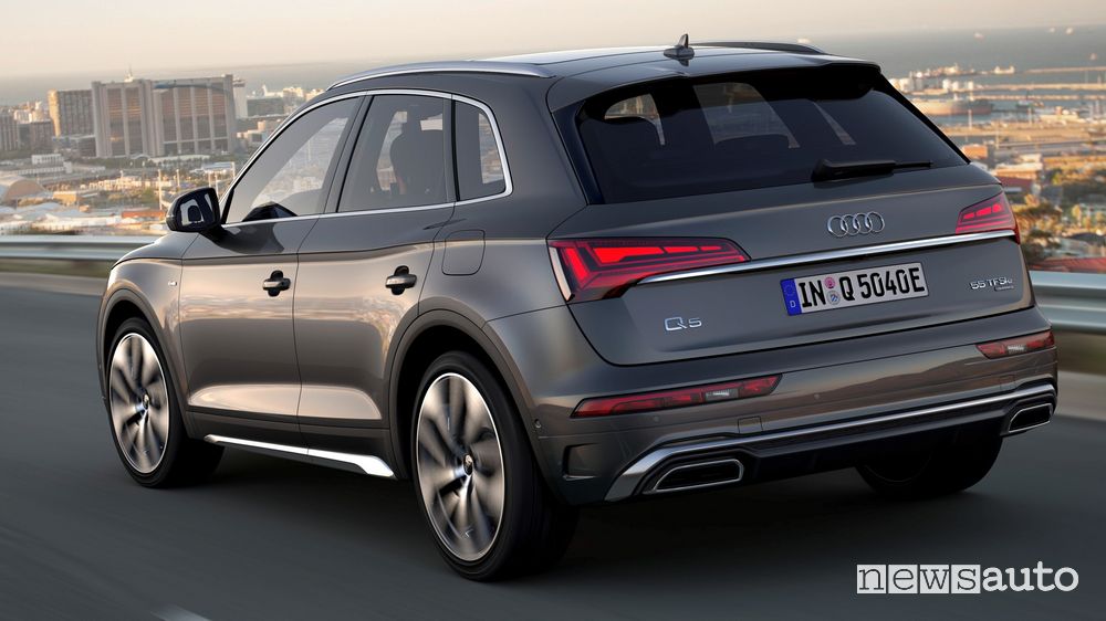 Vista posteriore Audi Q5 TFSI e ibrido plug-in su strada