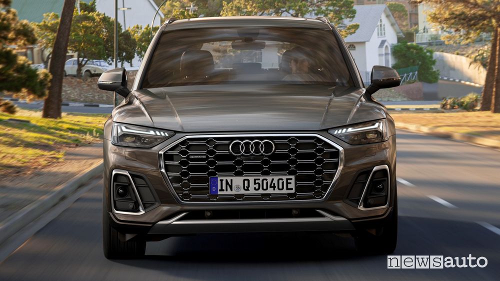 Vista frontale Audi Q5 TFSI e ibrido plug-in su strada