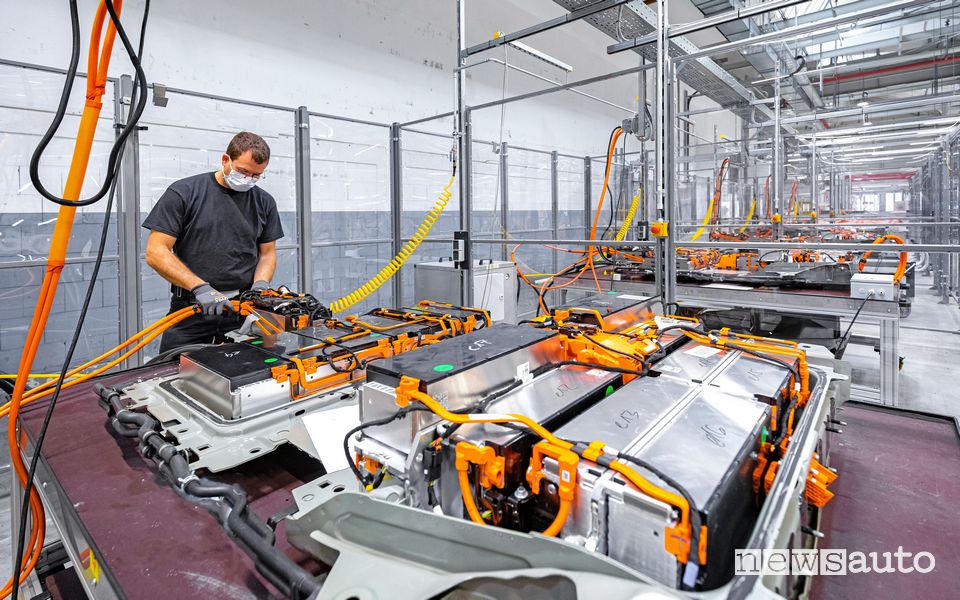 Batteria auto elettrica esausta, come si ricicla?