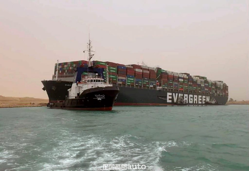 Un rimorchiatore tenta il disincaglio della nave Ever Given dell'Evergreen