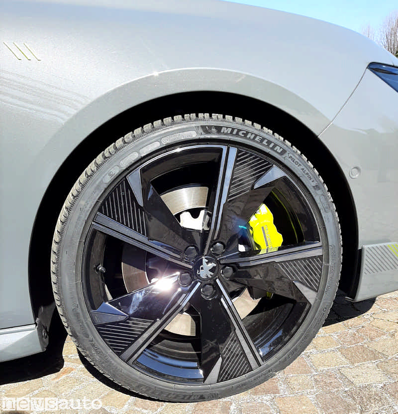 La ruota da 20 pollici della 508 Sport con pneumatico Michelin Pilot Alpin 5 245/35 R20