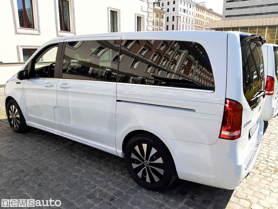 Portiera laterale elettrica scorrevole sulla Mercedes EQV, la Classe V elettrica