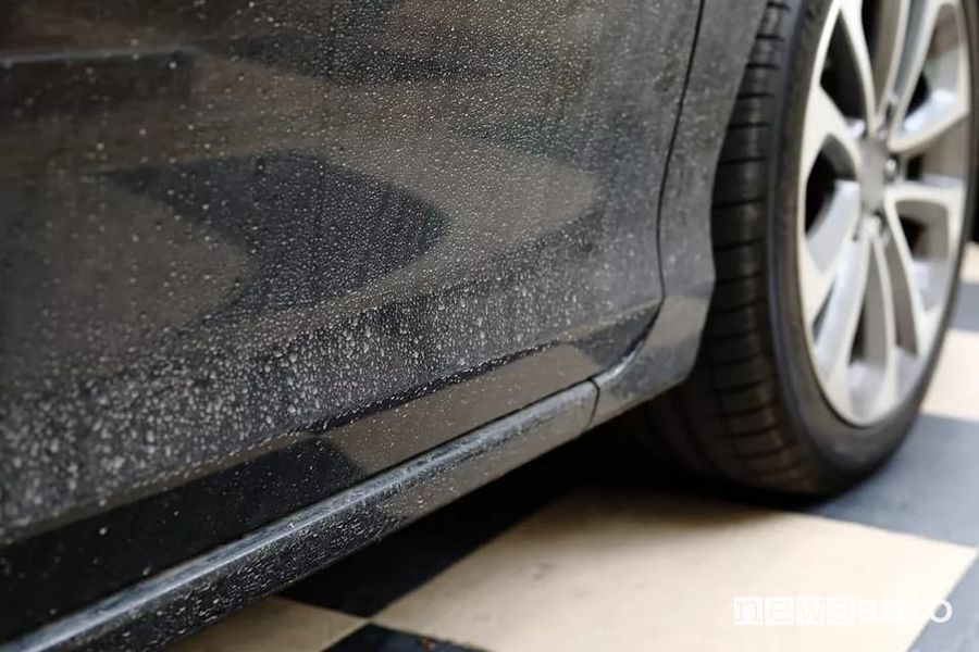 Macchie sulla carrozzeria causate d'acqua che si asciuga e sporco