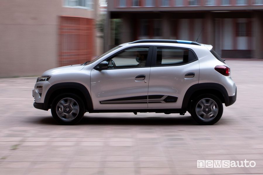 Vista laterale Dacia Spring Electric in movimento