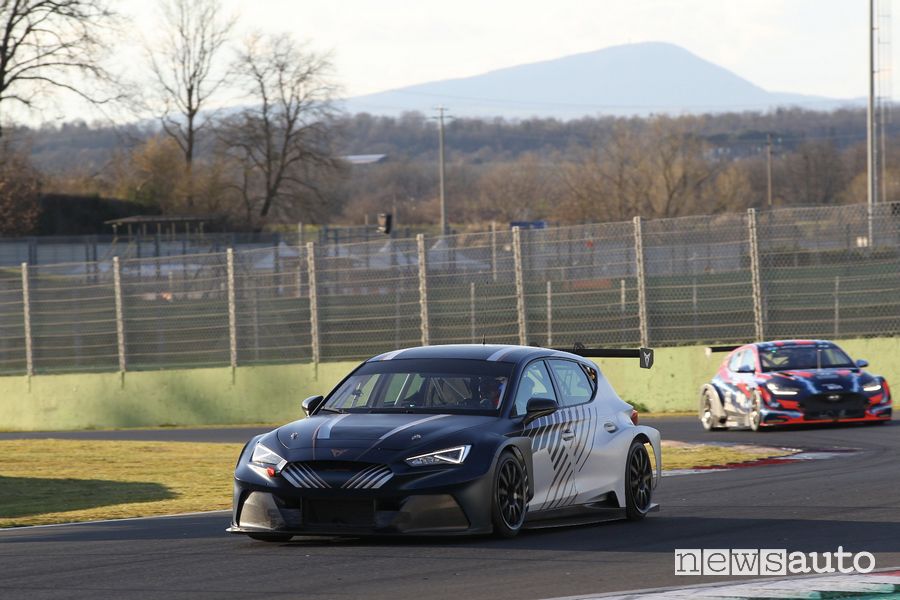 Cupra e-Racer ETCR in pista a Vallelunga
