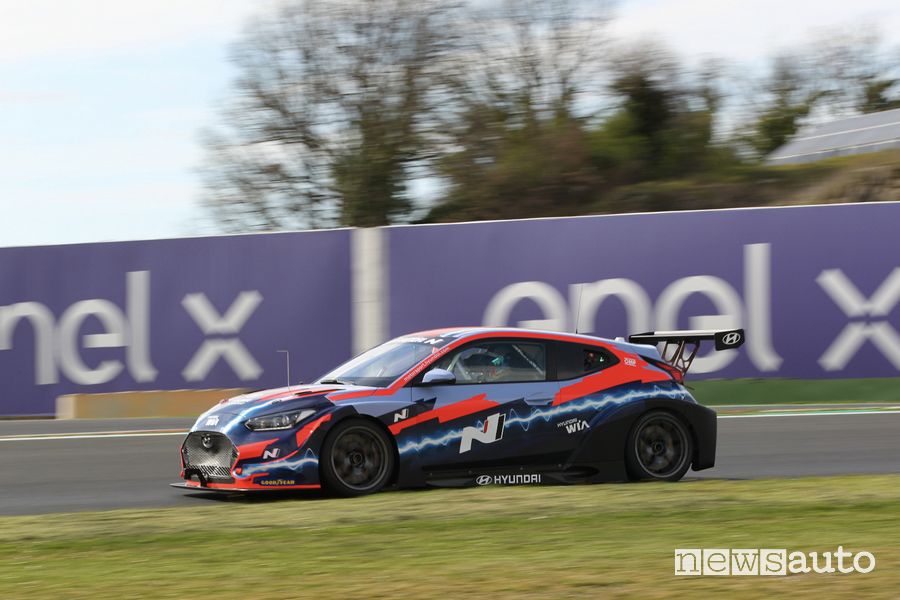 Hyundai Veloster N ETCR in pista a Vallelunga