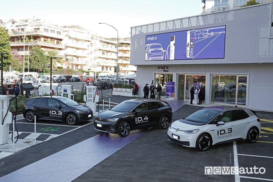Prova auto elettrica Volkswagen ID nello store Enel X di Roma